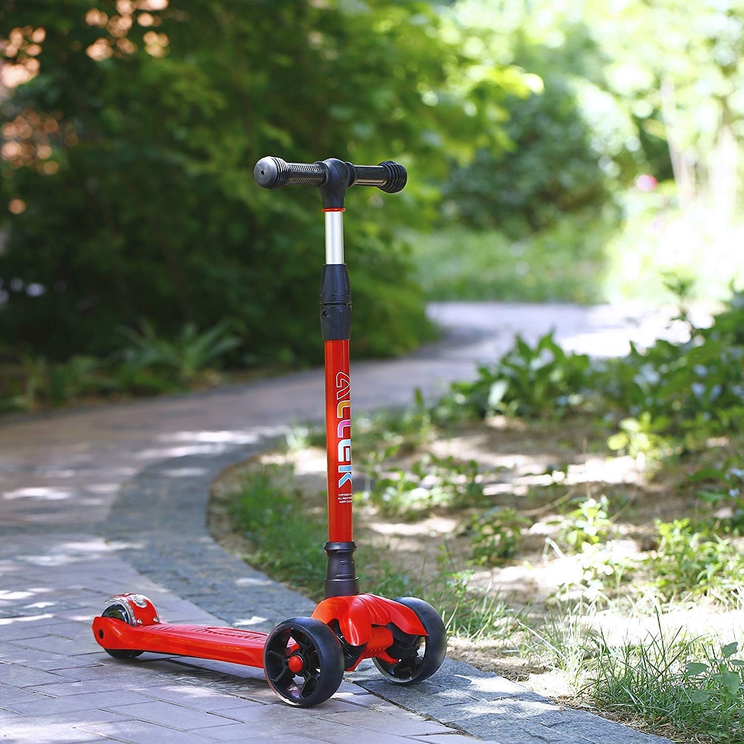 Kick Scooter B02, Lean 'N Glide Scooter with Extra Wide PU Light-Up Wheels and 4 Adjustable Heights for Children from 3-12Yrs (Red)